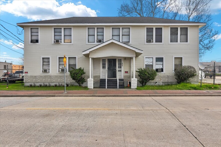 Primary Photo Of 875 Neches St, Beaumont Apartments For Sale