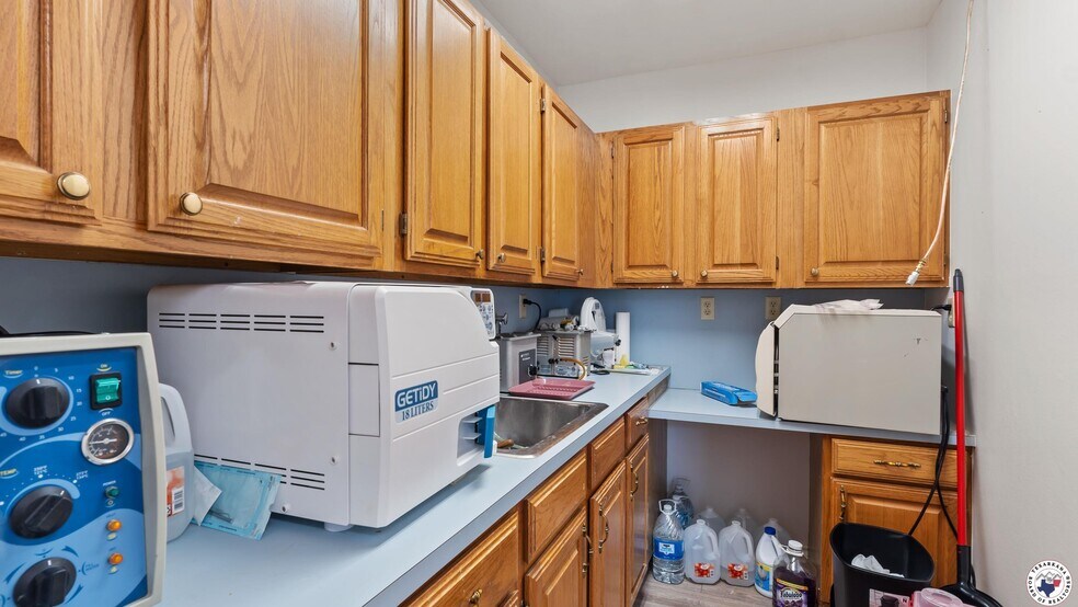 More Photos Of 901 N Kings Hwy, Wake Village Healthcare For Sale