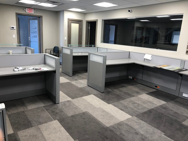 More Photos Of 1670 Old Country Rd, Plainview Office For Lease