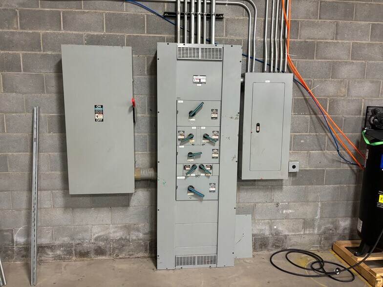 More Photos Of 1906 Dove St, Port Huron Warehouse For Lease