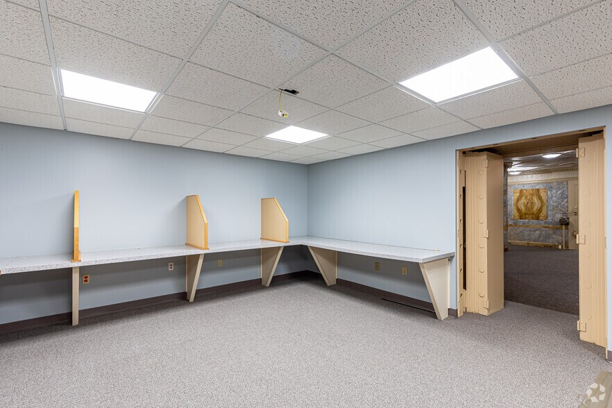 More Photos Of 1351 Main St, Springfield Office For Lease