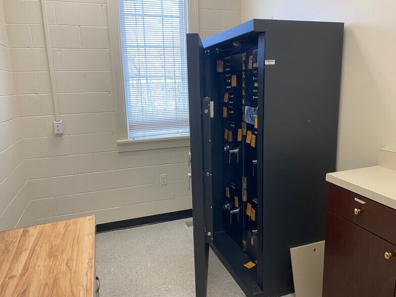 More Photos Of 1496 Anderson Hwy, Cumberland Bank For Lease