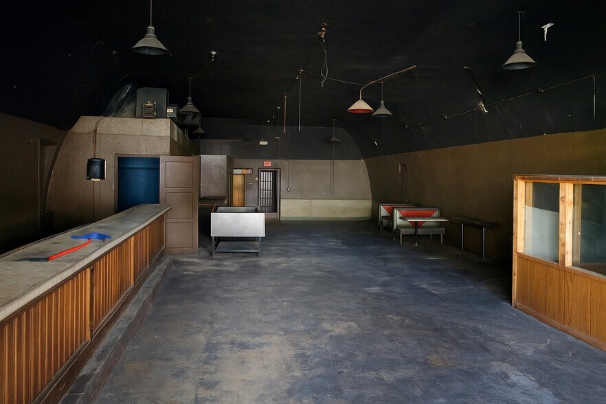 More Photos Of 408 N Bryan Ave, Bryan Bar For Sale