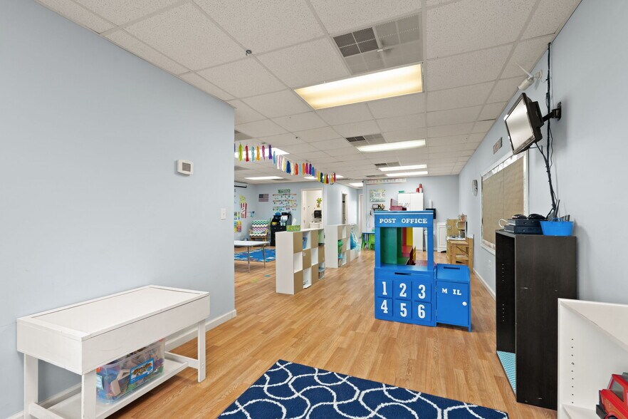 More Photos Of 1990 NW In-337, Corydon Medical For Sale