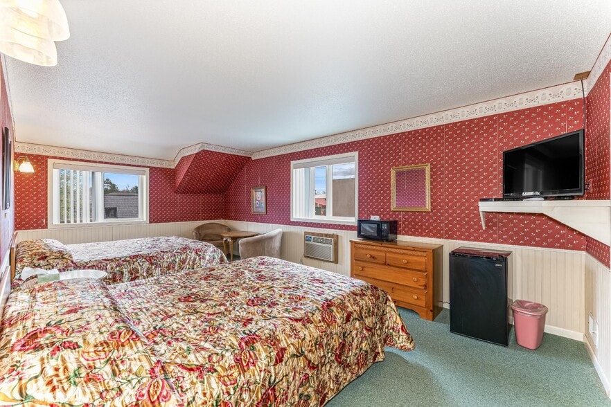 More Photos Of 309 E Wall St, Eagle River Hotel For Sale