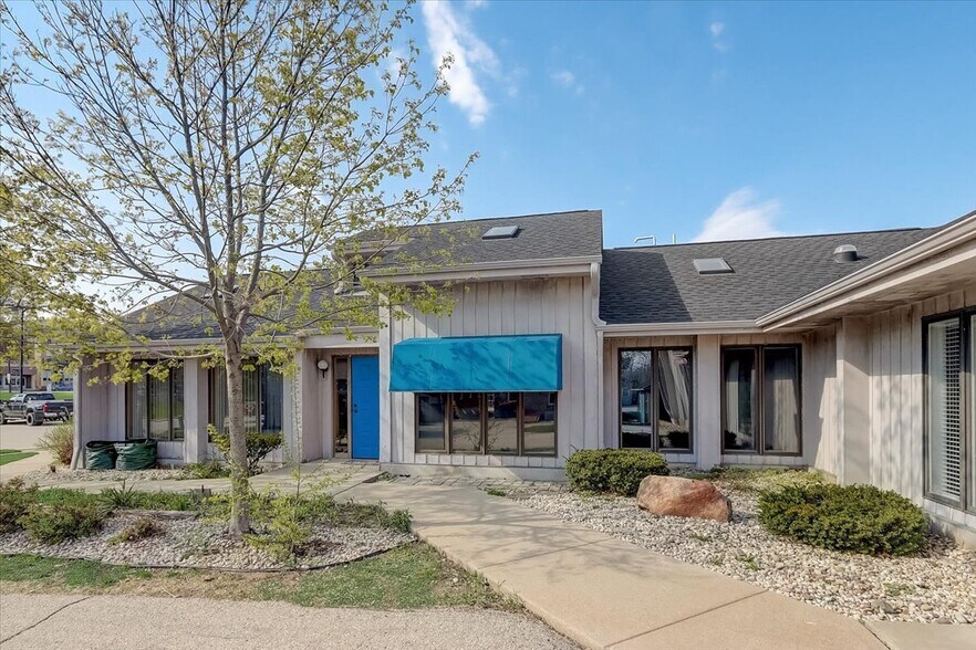 More Photos Of 111-113 Depot, Johnson Creek Medical For Sale