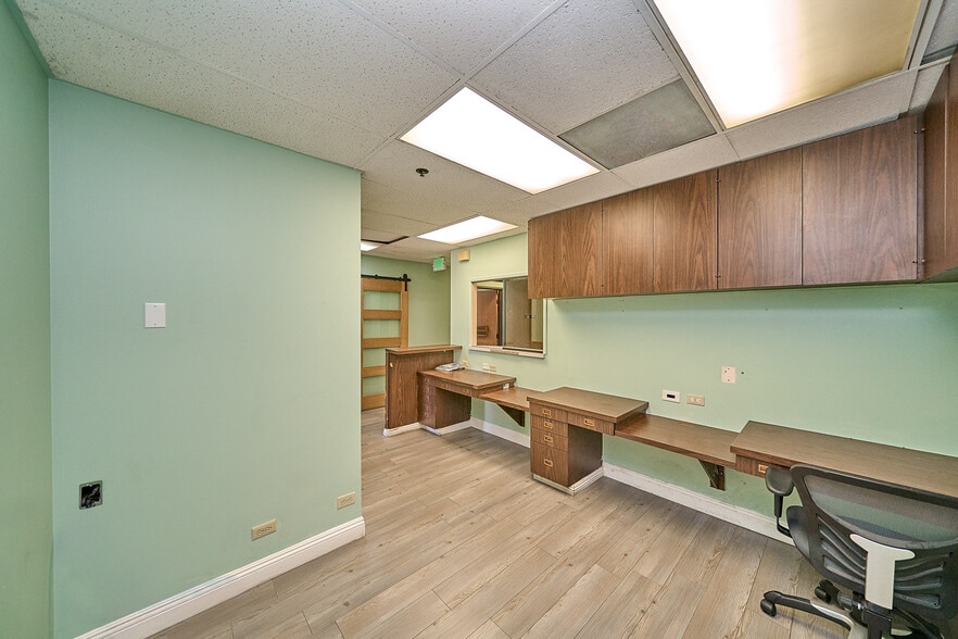 More Photos Of 8737 Beverly Blvd, West Hollywood Medical For Sale