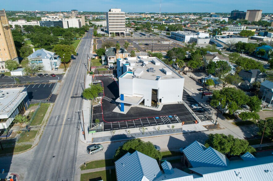 More Photos Of 222 W Cypress St, San Antonio Medical For Lease