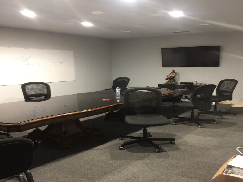More Photos Of 11421 Chairman Dr, Dallas Light Distribution For Lease