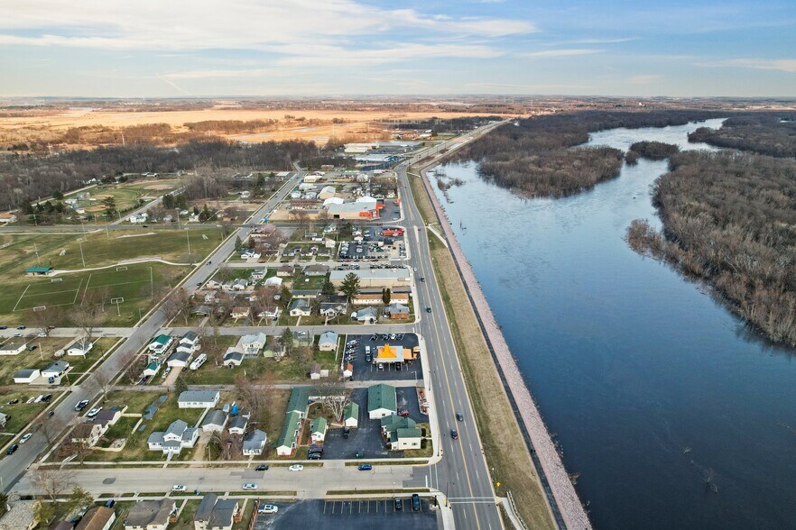 More Photos Of 515 E Wisconsin St, Portage Auto Dealership For Sale