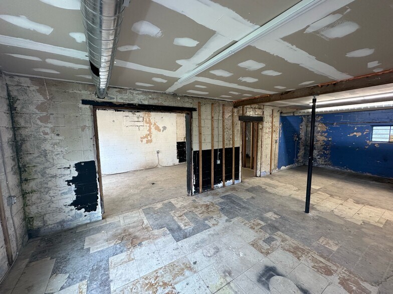 More Photos Of 1900 Broadway St, Anderson Storefront Retail Office For Sale