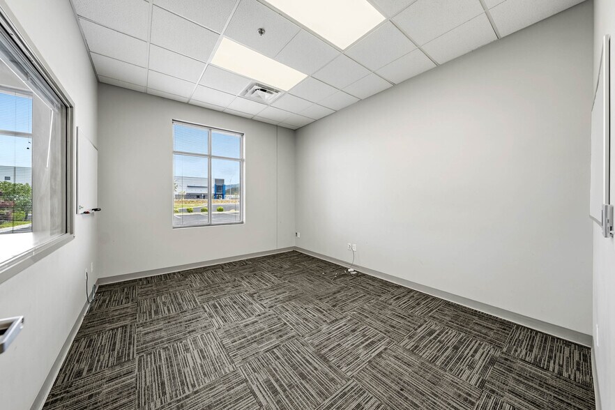 More Photos Of 4689 Industry Dr, Medford Distribution For Lease