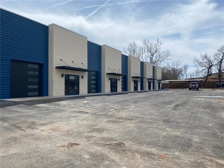 Primary Photo Of 1005 N Bloomington St, Lowell Storefront Retail Office For Lease