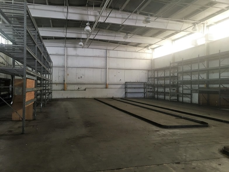 More Photos Of 195 Lisle Industrial Ave, Lexington Warehouse For Lease
