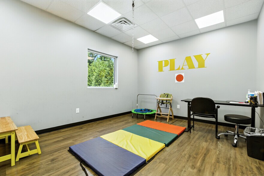 More Photos Of 2221 John Williams Blvd, Bedford Office For Sale