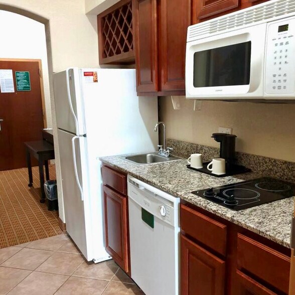 More Photos Of 1323 E King Ave, Kingsland Hotel For Sale