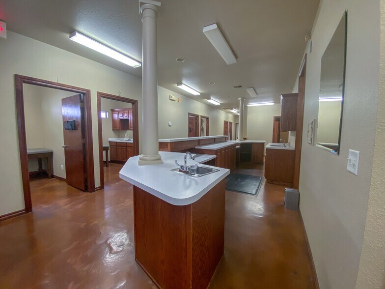 More Photos Of 2400 Palmer Cir, Norman Medical For Lease