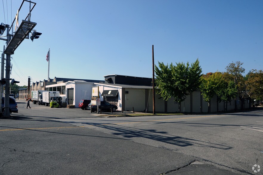 Primary Photo Of 6 Dexter Plz, Pearl River Warehouse For Lease