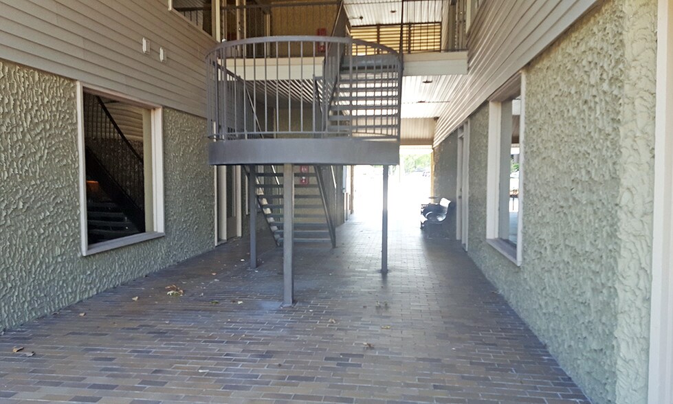 More Photos Of 13907 N Dale Mabry, Tampa Office For Sale