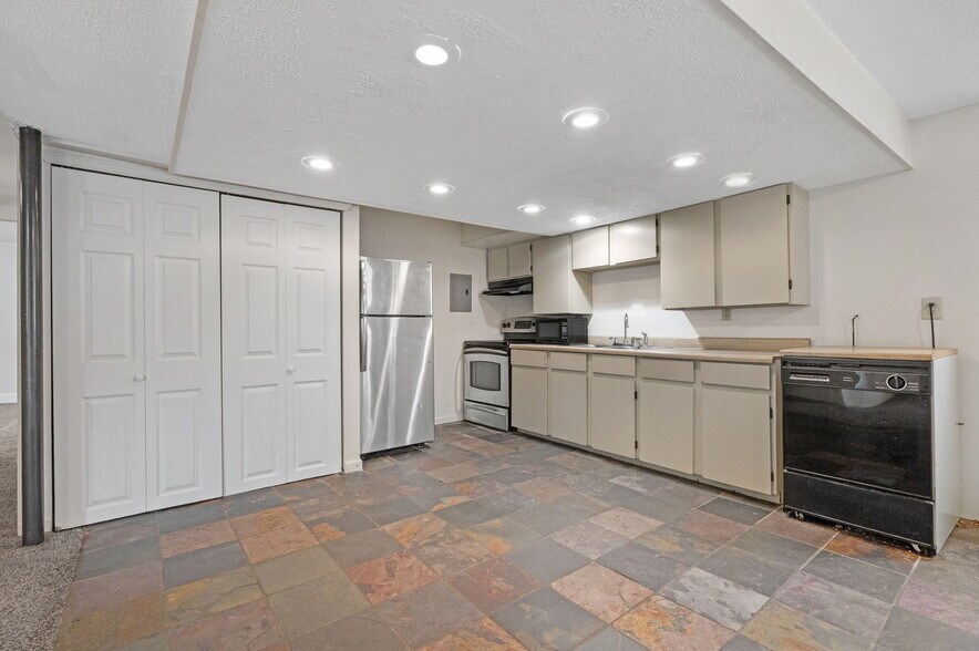 More Photos Of 1776 Jay St, Lakewood Apartments For Sale