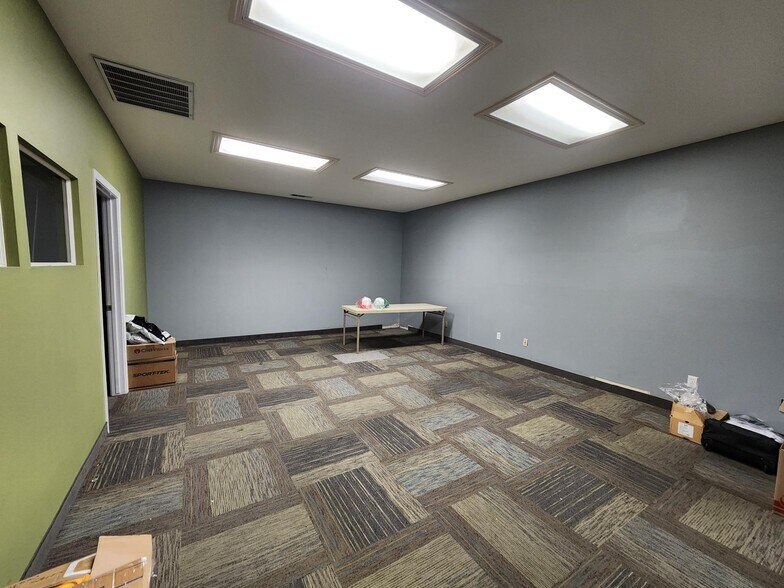 More Photos Of 5771-5791 E Shields Ave, Fresno Warehouse For Lease