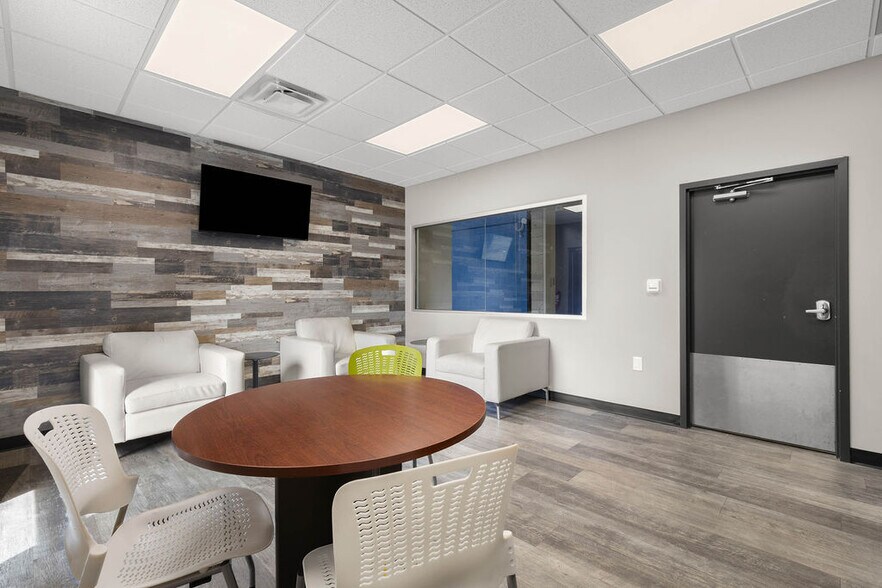 More Photos Of 3051 Delta Marine Dr, Reynoldsburg Light Manufacturing For Sale