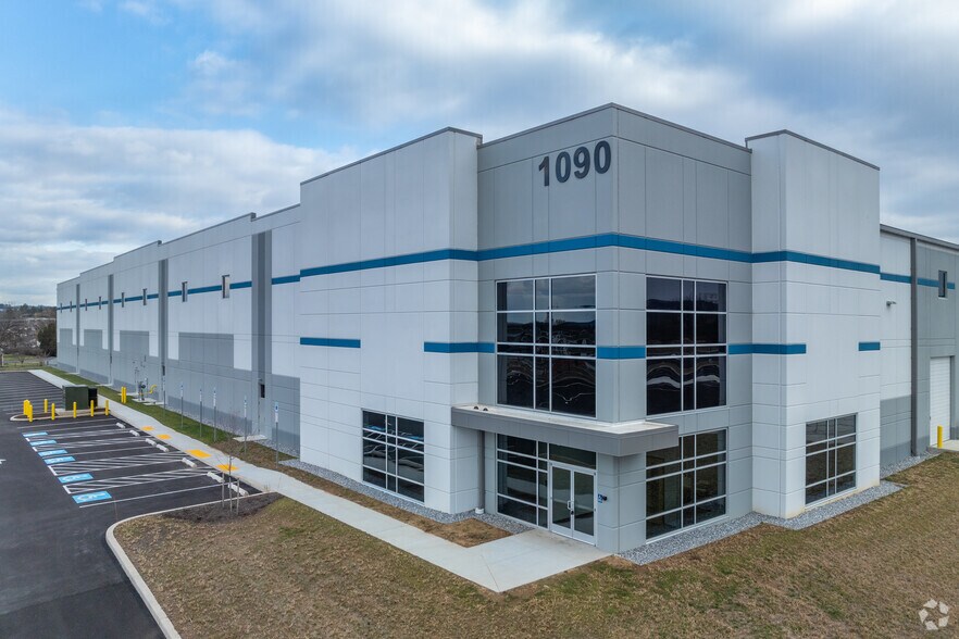 More Photos Of 1090 E Boundary Ave, York Distribution For Lease