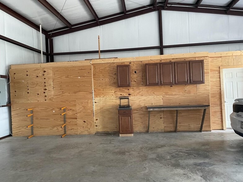 More Photos Of 132 N Grants Ln, White Settlement Flex For Lease