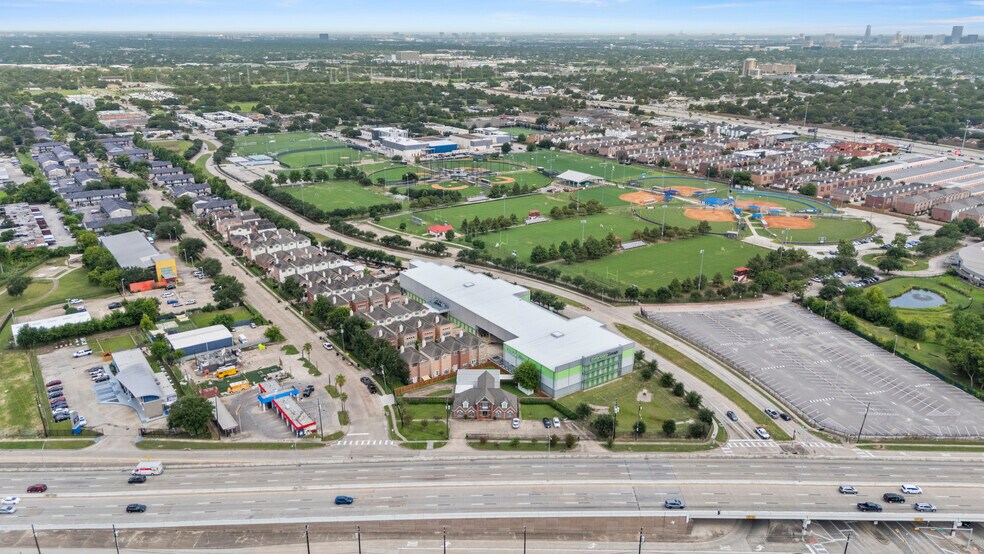 More Photos Of 10400 Main St, Houston Showroom For Lease