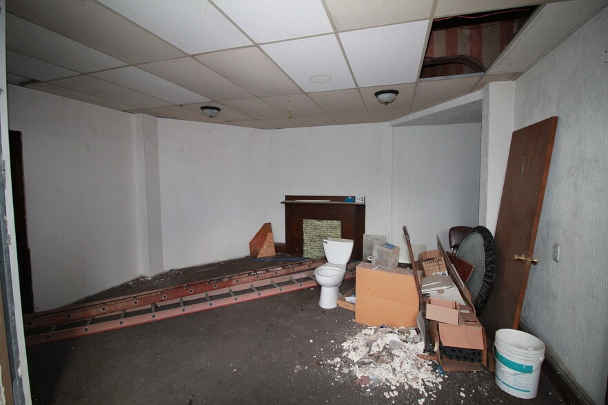 More Photos Of 900 Island Ave, McKees Rocks General Retail For Sale