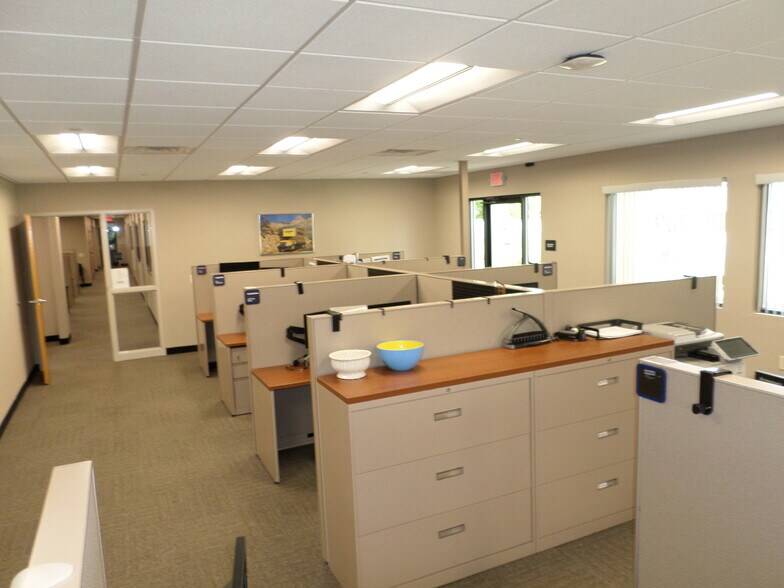 More Photos Of 2208 Quarry Dr, West Lawn Office For Lease