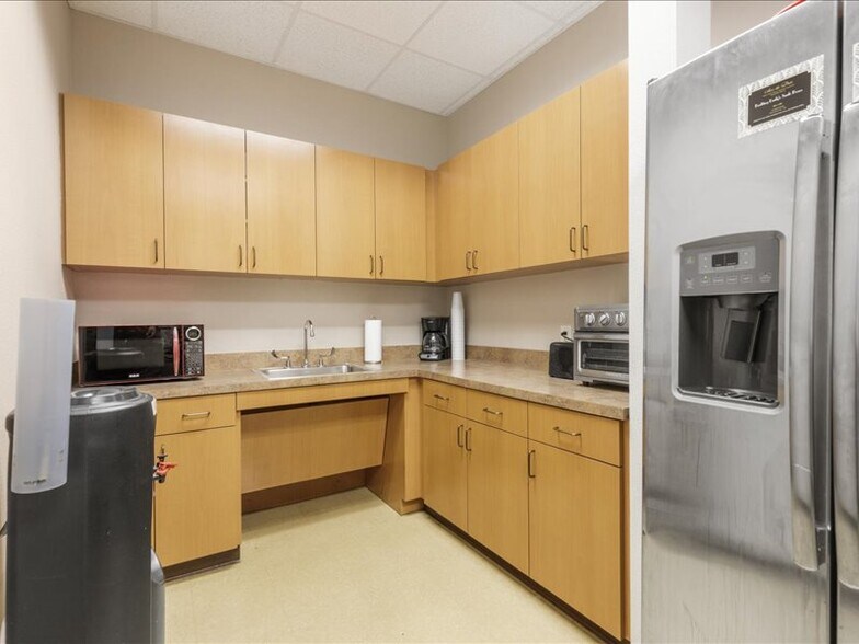 More Photos Of 4101 William D Tate Ave, Grapevine Office For Lease