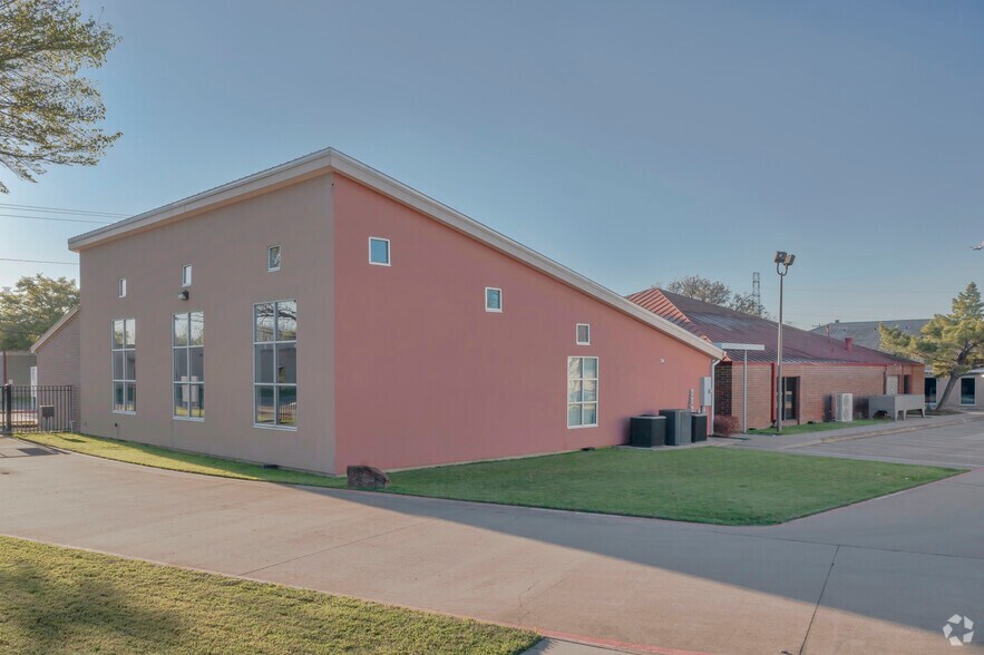 More Photos Of 11125 Shady Trl, Dallas Showroom For Sale