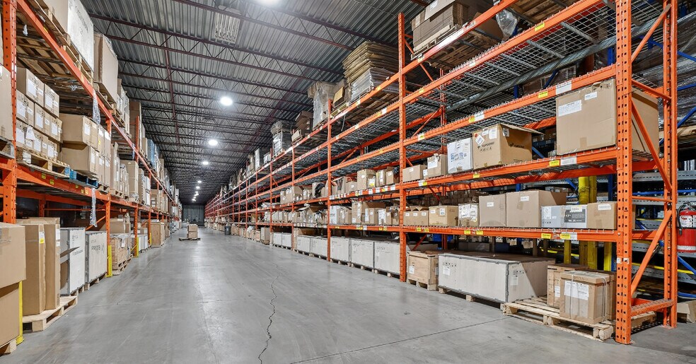 More Photos Of 260 Rue Lord, Napierville Manufacturing For Sale