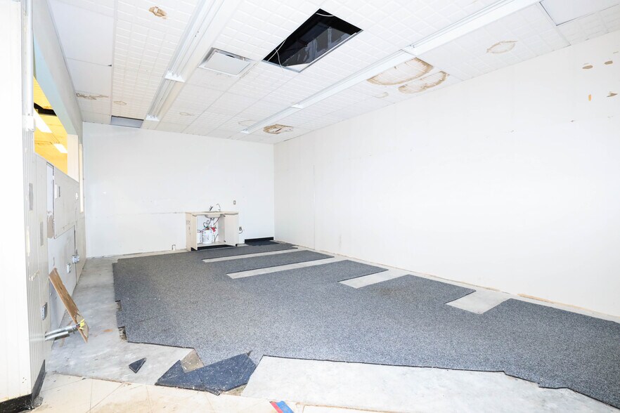 More Photos Of 902 N Lewis St, Glenville Drugstore For Sale