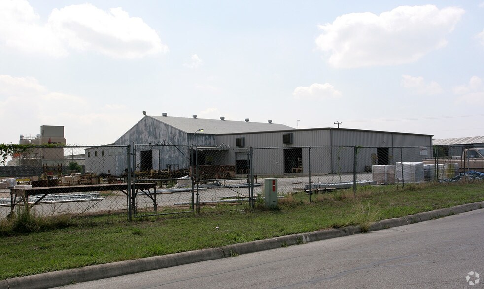 More Photos Of 402 Gibbs Sprawl Rd, Converse Manufacturing For Lease