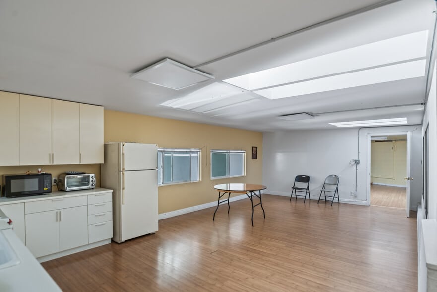 More Photos Of 2001-2005 Spring St, Redwood City Service For Sale