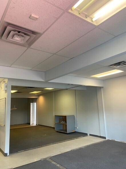 More Photos Of 1350 11 Av SW, Calgary Storefront For Sale
