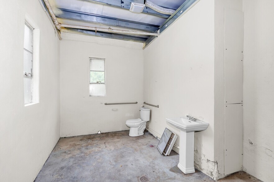 More Photos Of 121 Trotter Industrial Ln, Saluda Warehouse For Lease