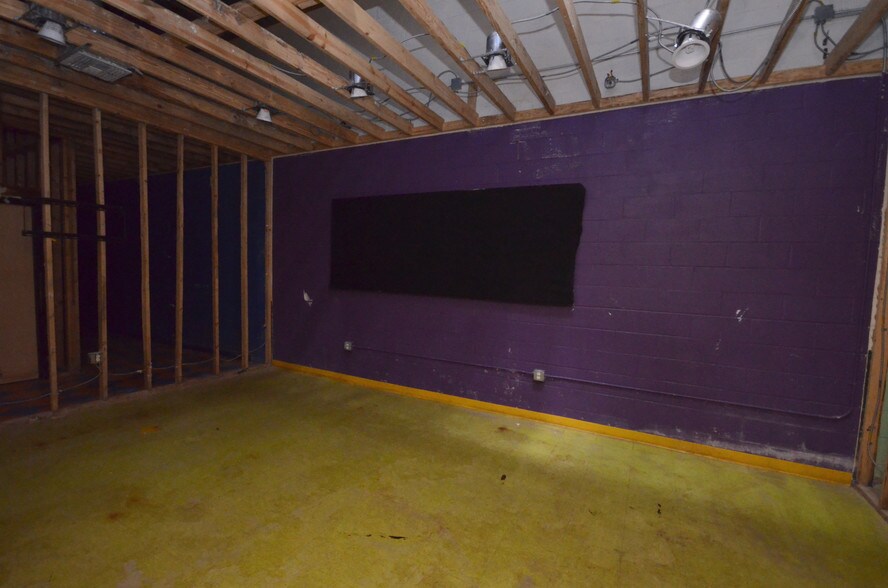 More Photos Of 1823 N Frontage Rd, Beeville Office For Sale