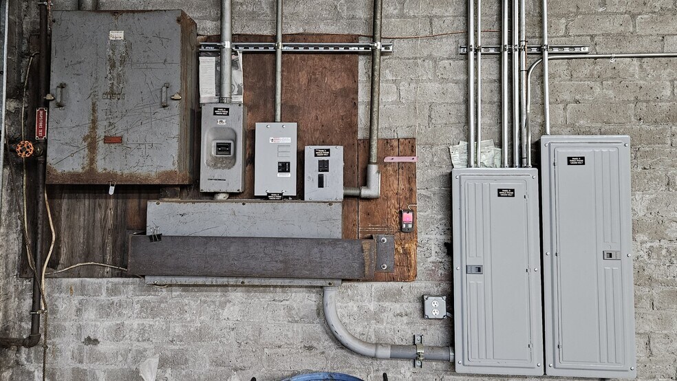 More Photos Of 735 Commerce Ave, Longview Industrial For Lease