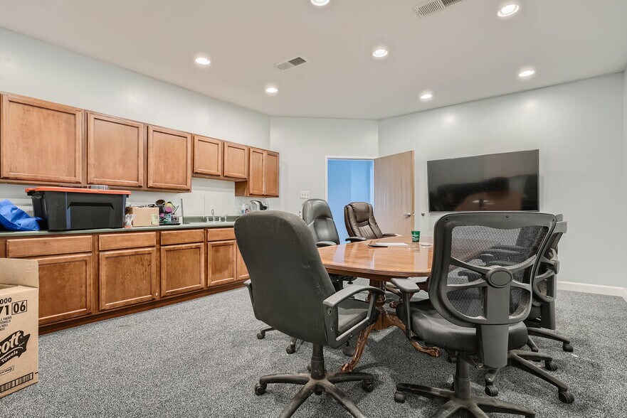 More Photos Of 6849 S Dawson Cir, Englewood Warehouse For Lease