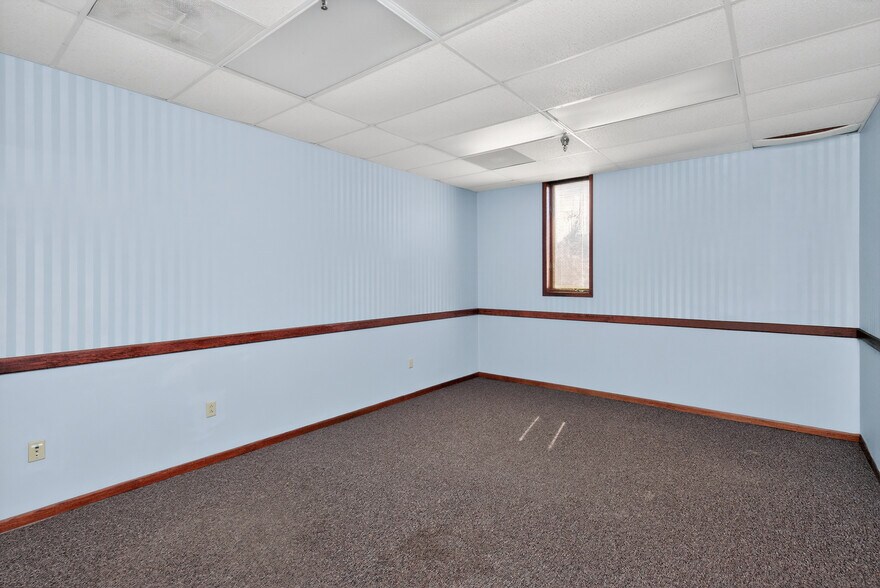 More Photos Of 1017 E 7th St N, Newton Office For Sale