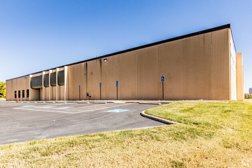 More Photos Of 1211 W Cambridge Circle Dr, Kansas City Warehouse For Lease