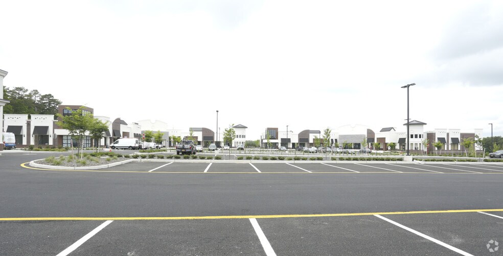 More Photos Of 10 America Ave, Lakewood Freestanding For Lease