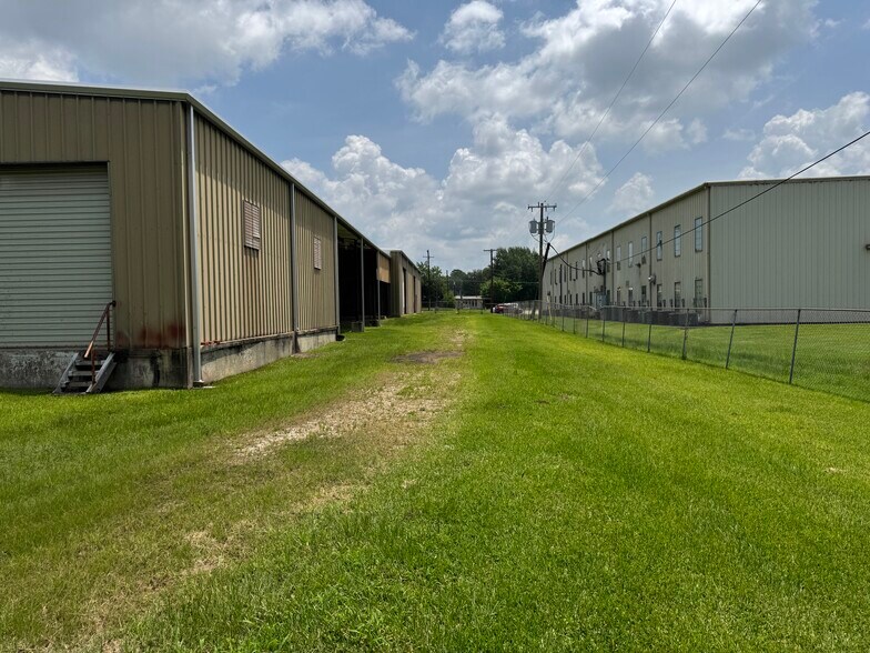 More Photos Of 1208 S Chestnut St, Lufkin Showroom For Sale