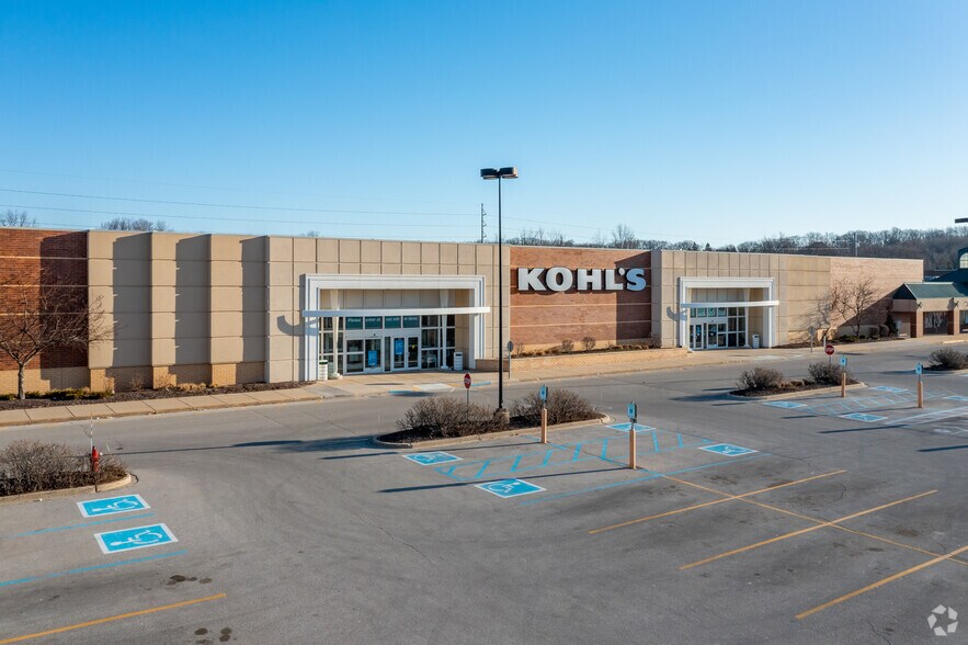 More Photos Of 3107-3293 Golf Rd, Delafield General Retail For Lease