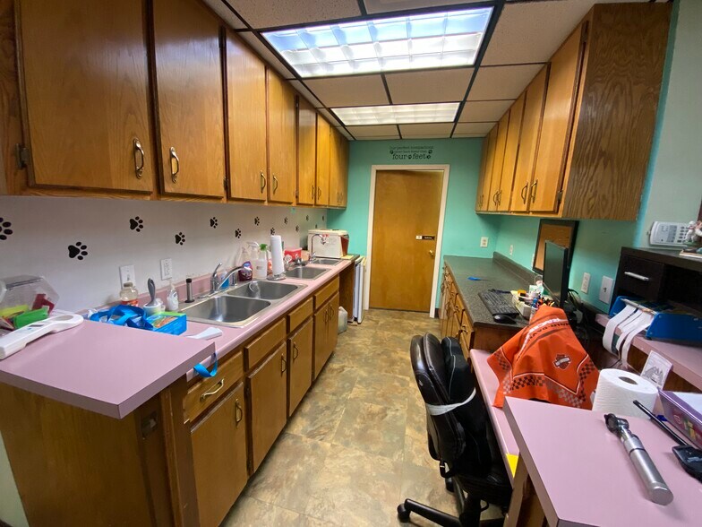 More Photos Of 2228 W College St, Springfield Veterinarian Kennel For Sale