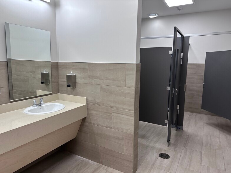 More Photos Of 19926 Kraus Lp, Laredo Distribution For Sale