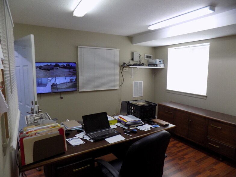 More Photos Of 1544 S Main St, Ottawa Distribution For Sale